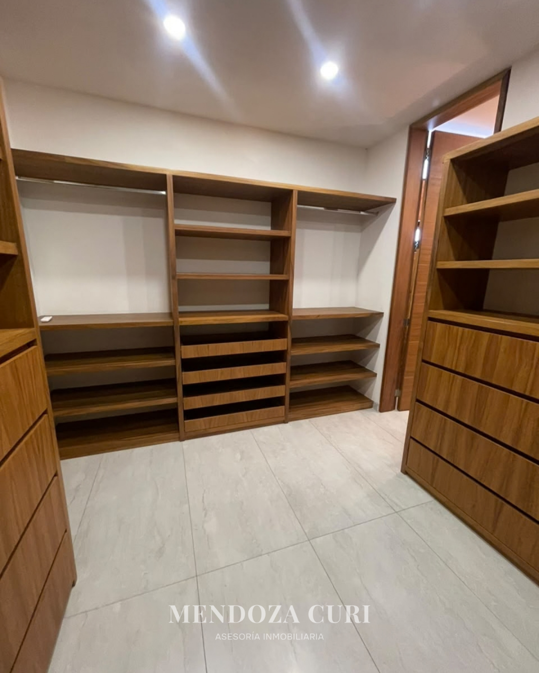 Moderna y hermosa casa en venta en Los Almendros Residencial - foto 2