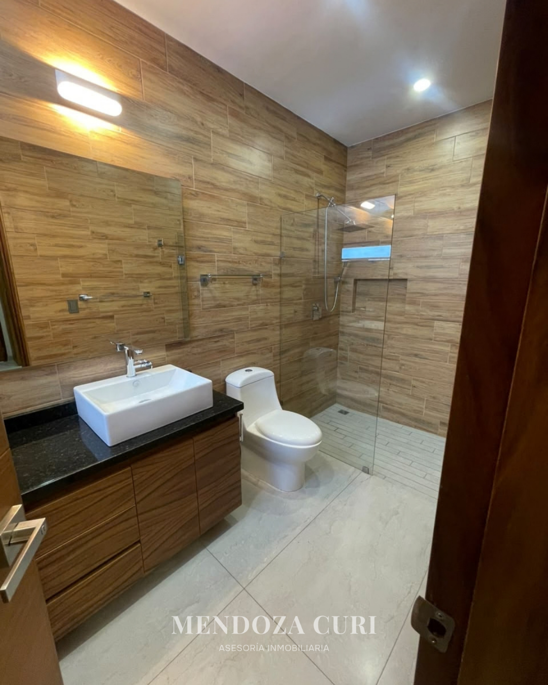 Moderna y hermosa casa en venta en Los Almendros Residencial - foto 12