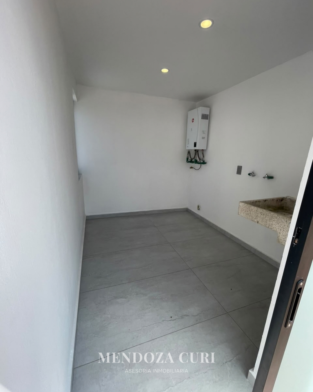 Moderna y hermosa casa en venta en Los Almendros Residencial - foto 13