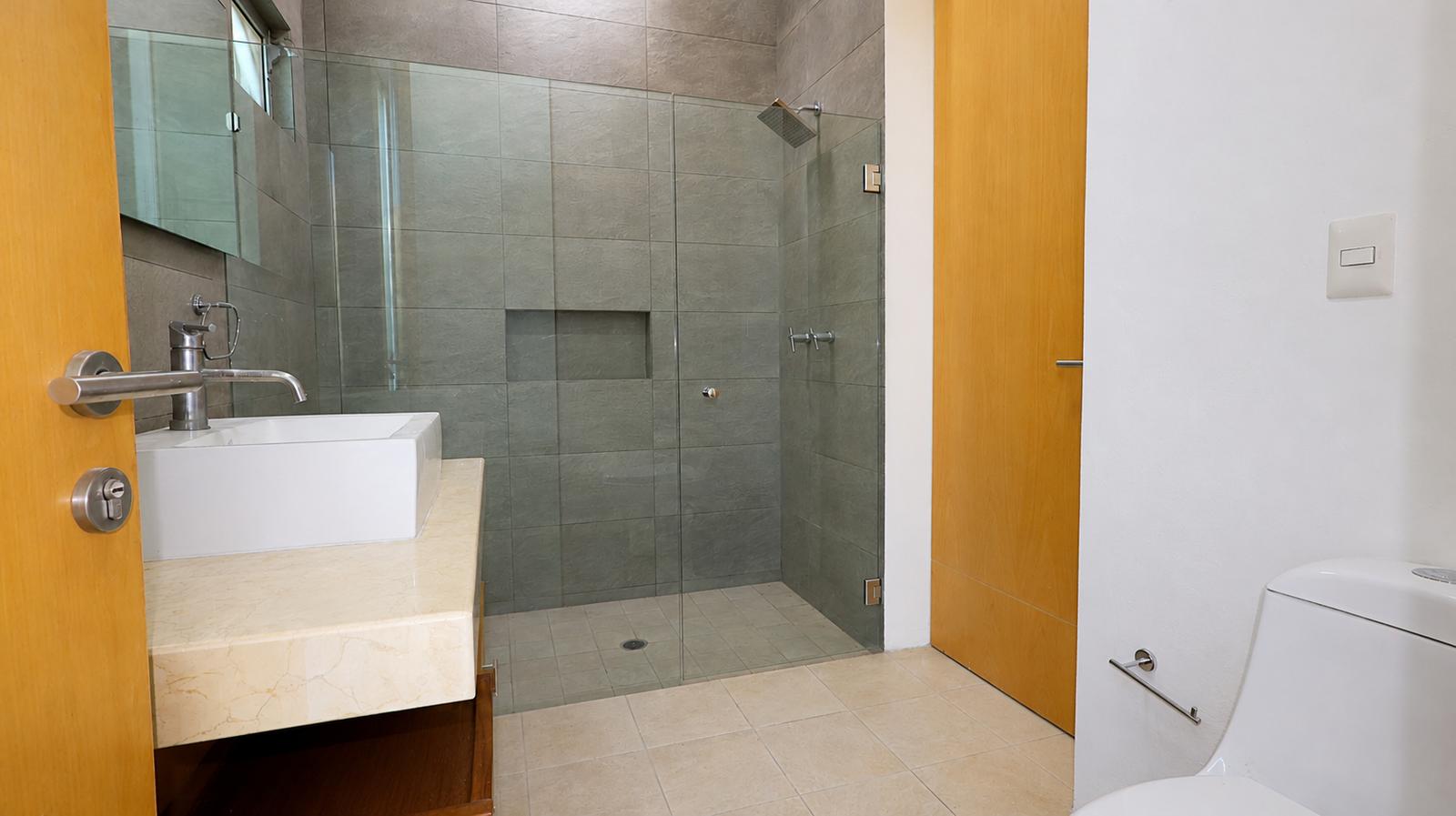 Lujosa casa en renta en Residencial Las Cumbres - foto 11