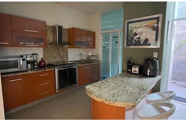 ¡Vive en un coto privado con seguridad, amplias calles y frente al parque! Una excelente opción para quienes buscan comodidad, tranquilidad y una ubicación con todos los servicios a su alcance. - foto 3